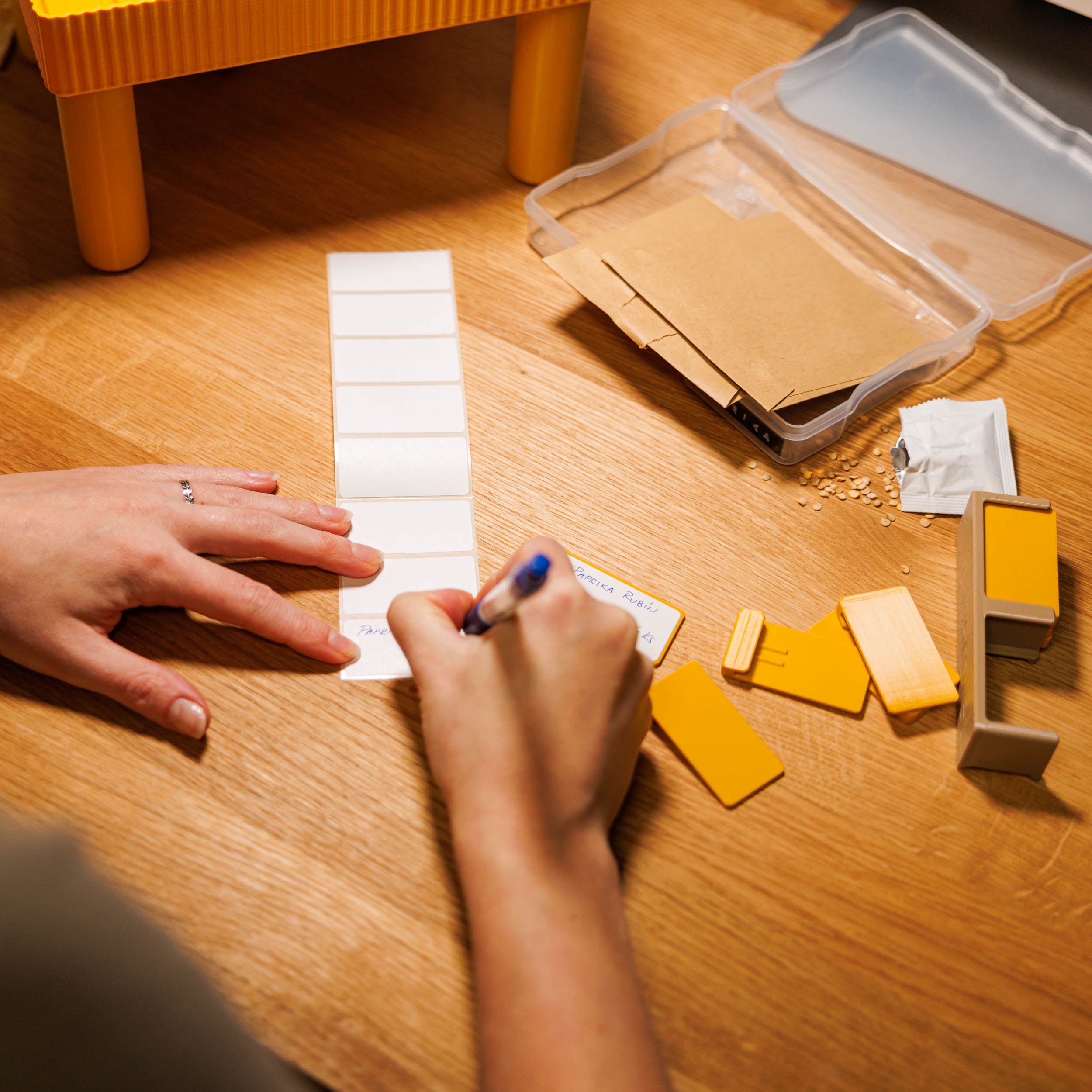 Sada výsevních štítků ve stolečku Kvítkoblok